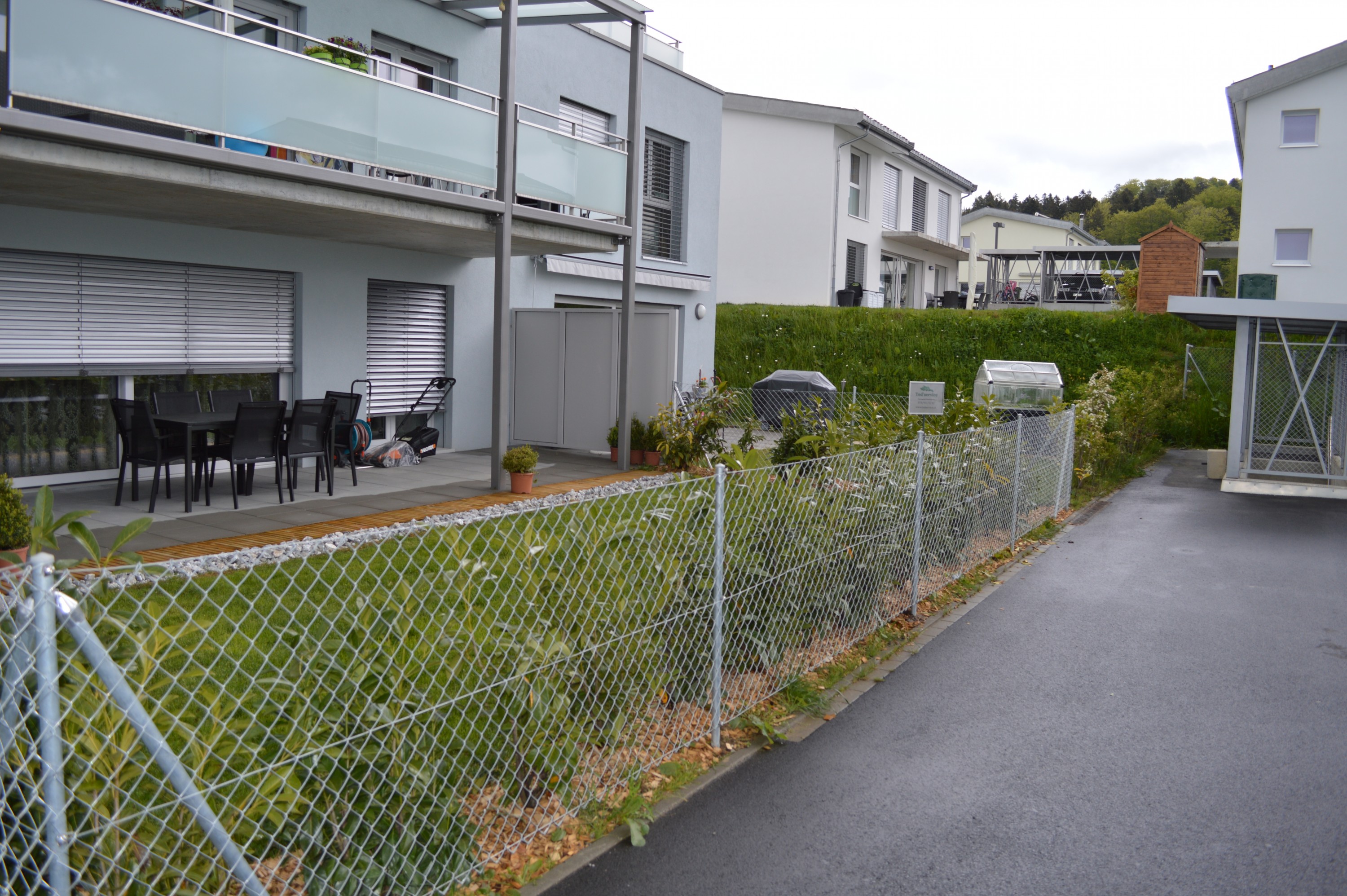 Un jardin et les espaces extérieurs d’une résidence.